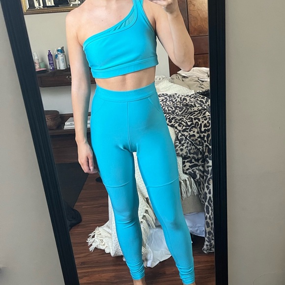 ALO Yoga Pants - alo yoga bright aqua set